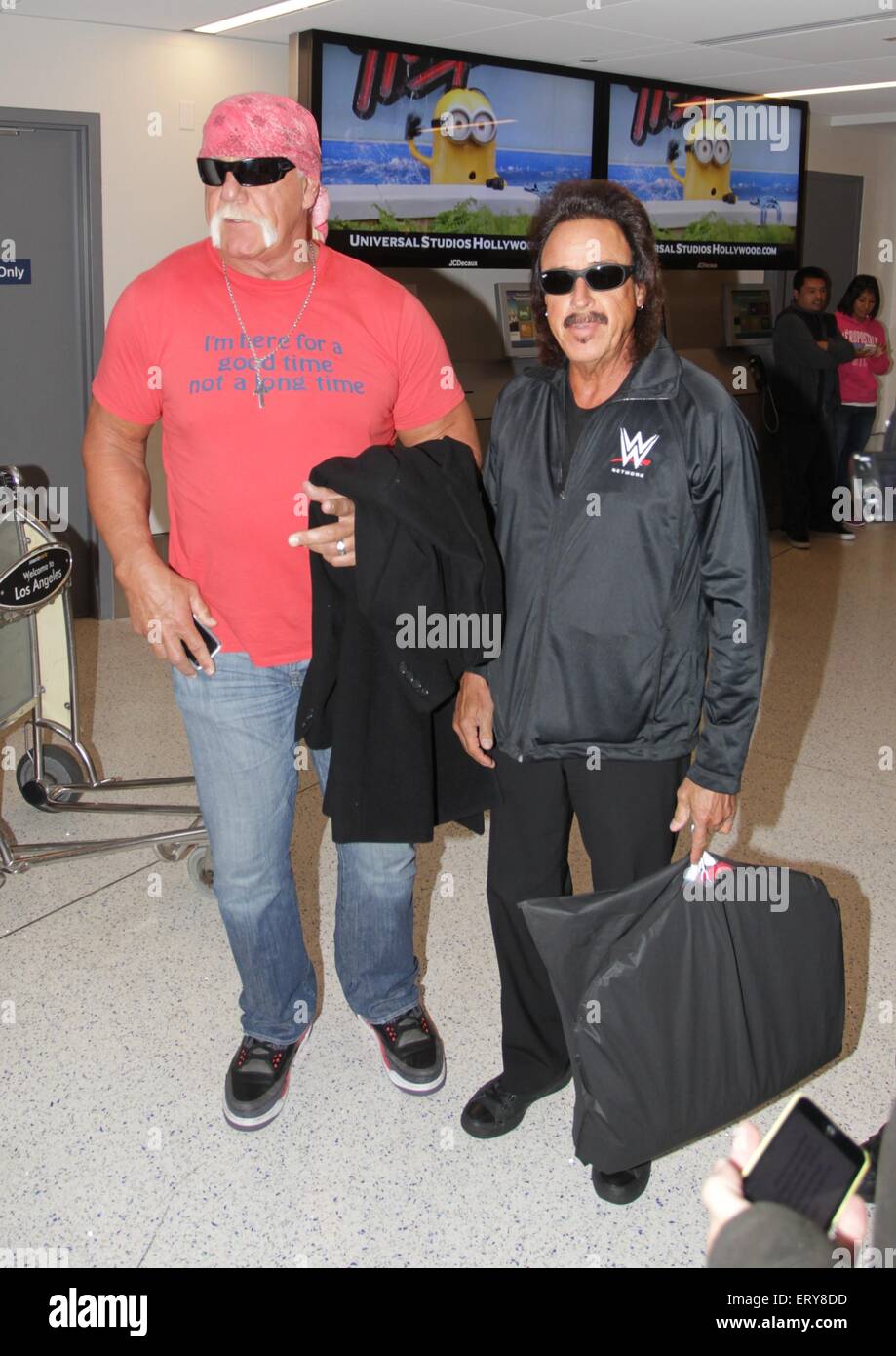 Hulk Hogan und professionellen Wrestling-Manager Jimmy Hart kommen am Los Angeles International Airport (LAX) Featuring: Hulk Hogan, Jimmy Hart wo: Los Angeles, California, Vereinigte Staaten von Amerika bei: 5. Dezember 2014 Credit: WENN.com Stockfoto