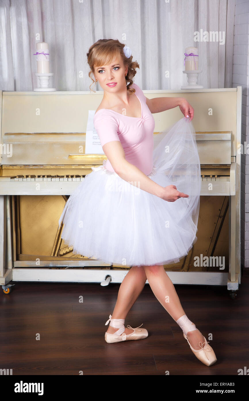 Junge schöne Ballerina posiert im Tanzstudio Stockfoto