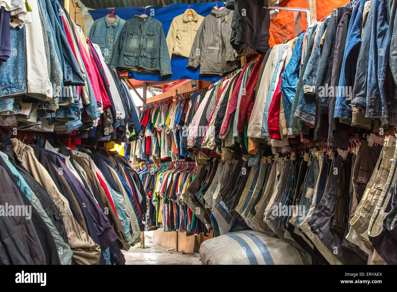 Casual clothes shop interior -Fotos und -Bildmaterial in hoher Auflösung –  Alamy