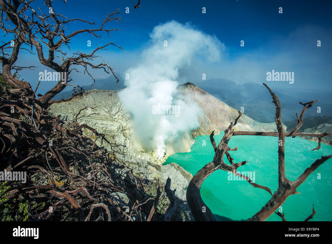 Sonnenaufgang am Kawah Ijen, Panoramablick, Indonesien Stockfoto