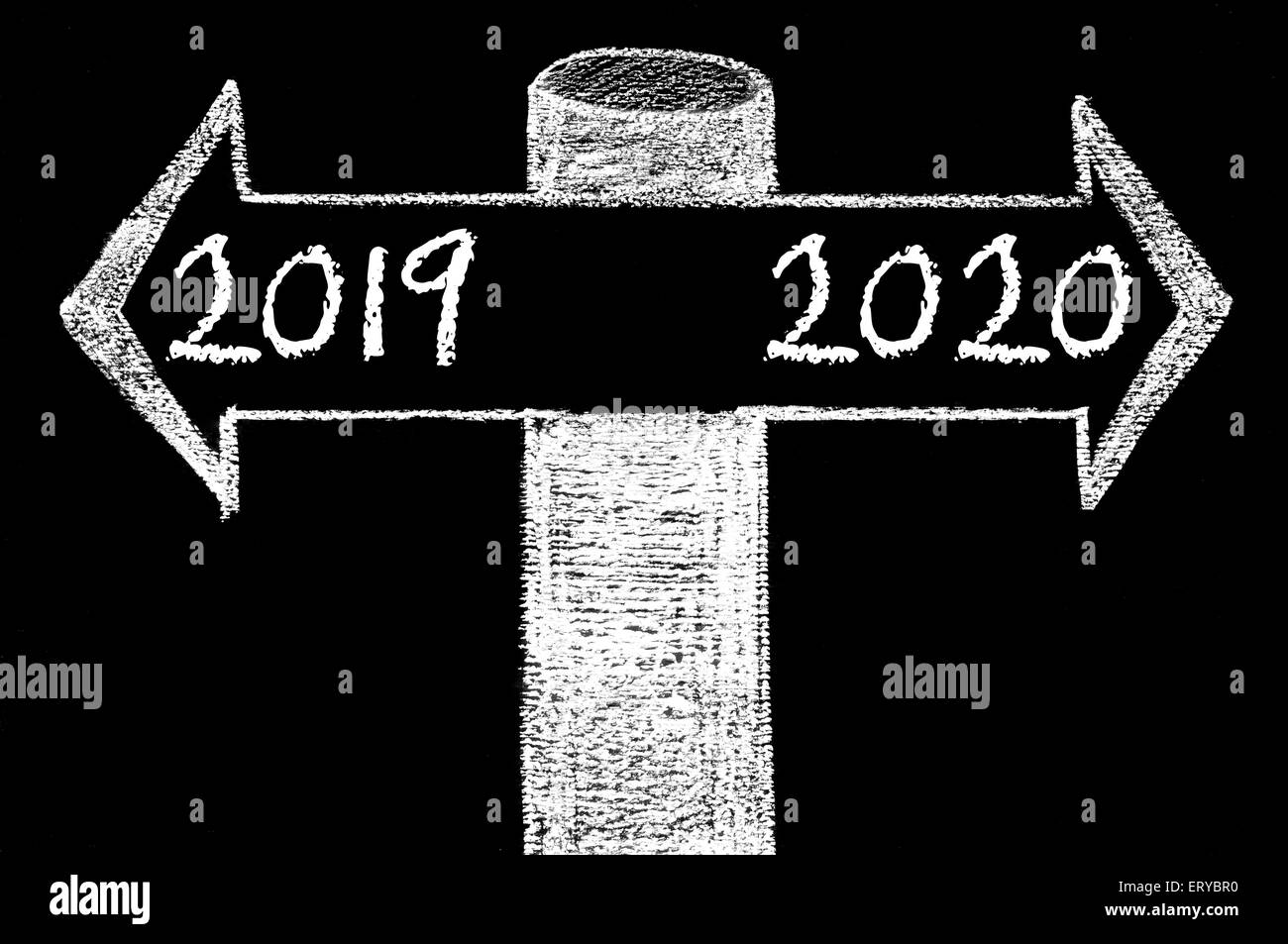 Gegenüber Pfeile mit Jahr 2019 versus Jahr 2020. Handzeichnung mit Kreide auf die Tafel. Andere Wahl Konzeptbild Stockfoto