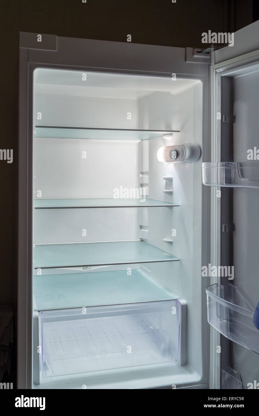 keine Lebensmittel im Kühlschrank: ein kaltes Licht in einem leeren Kühlschrank Stockfoto
