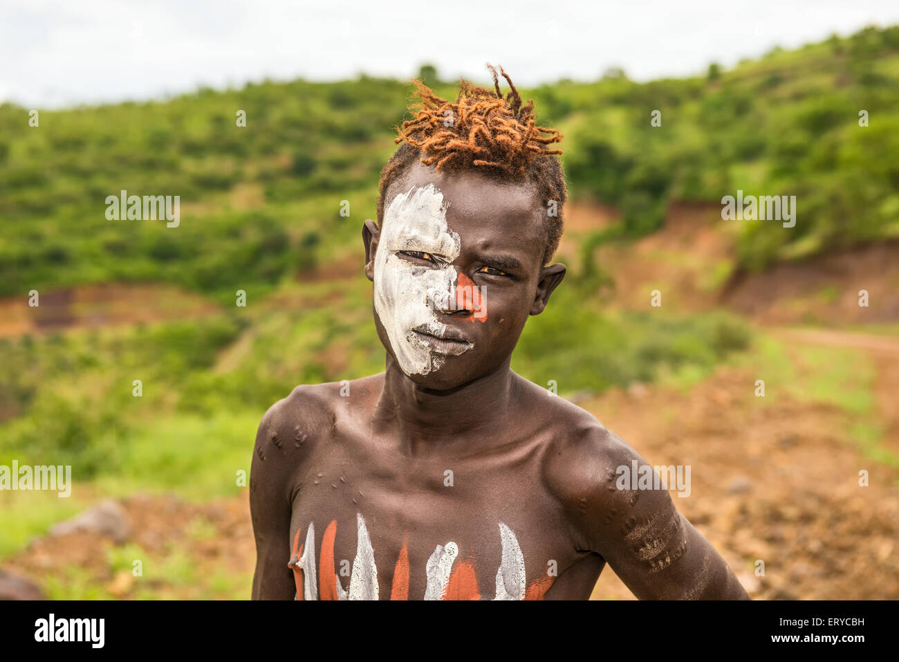 Kleiner Junge aus dem afrikanischen Stamm Mursi mit traditionell bemalten Gesicht in Mago Nationalpark, Äthiopien Stockfoto