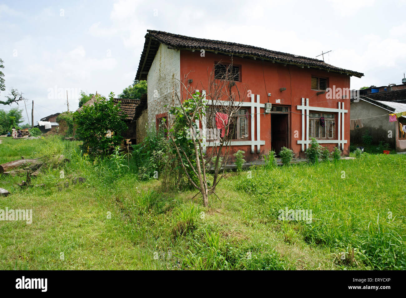 Altes Bauernhaus in Feldern; Devdha; Dev Daha, Devdaha, Rupandehi District, Nepal, Asien Stockfoto Altes Bauernhaus in Feldern; Devdha; Dev Daha, Devdaha, Rupandehi District, Nepal, Asien Stockfoto