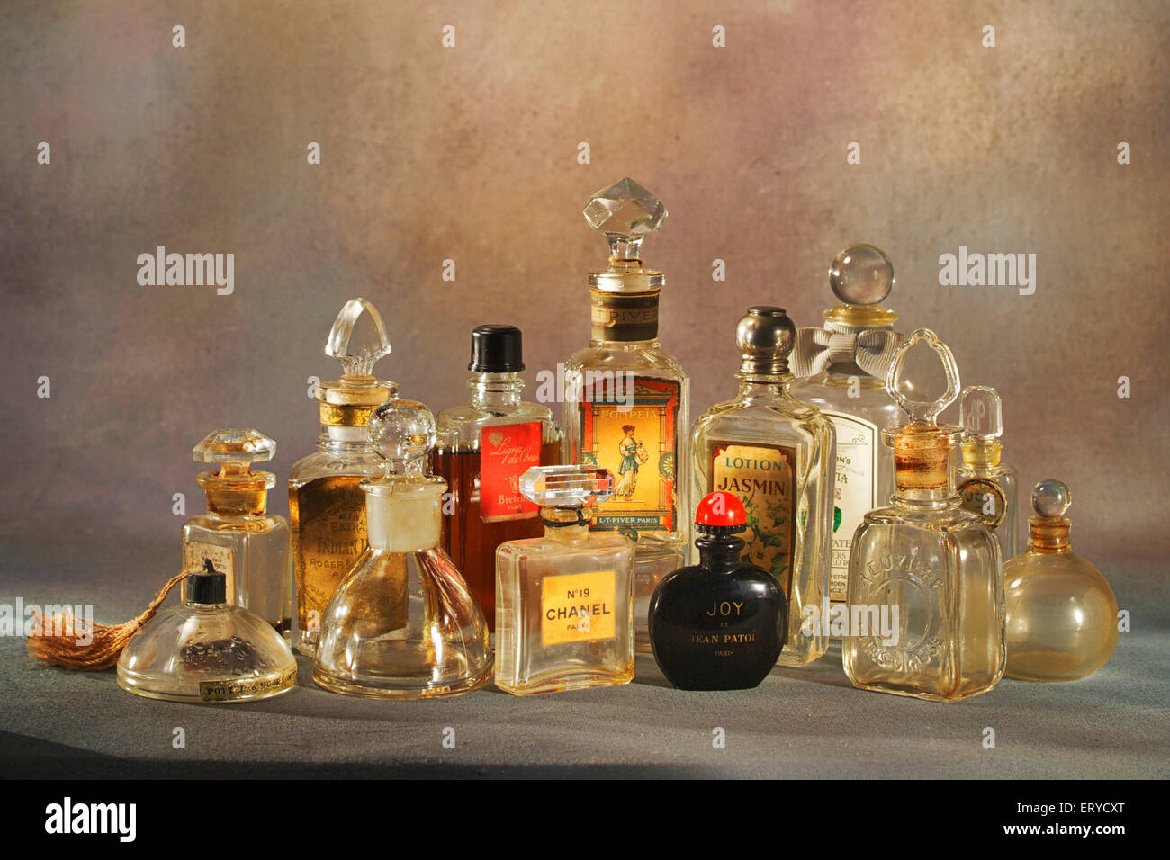 Alte antike Parfüm Glasflaschen chanel Joy jasmin Sammlung Sammler Stockfoto
