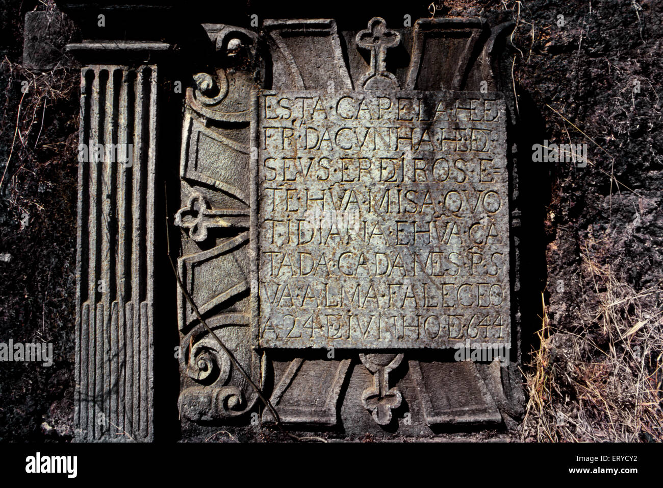 Alte alte portugiesische Schrift auf altem Stein; Goa, Indien, asien Stockfoto