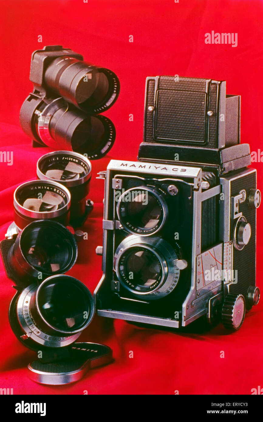 Alte Kamera Mamiya C3 austauschbare Doppellinsenreflex und Linsen auf rotem Hintergrund Stockfoto