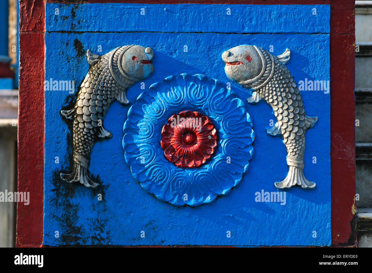 Fische Astrologisches Zeichen, zwei Fische, Shree Swaminarayan Mandir Tempel; Chhapia, Chhapaiya, Ayodhya; Faizabad; Uttar Pradesh; Indien, Asien Stockfoto