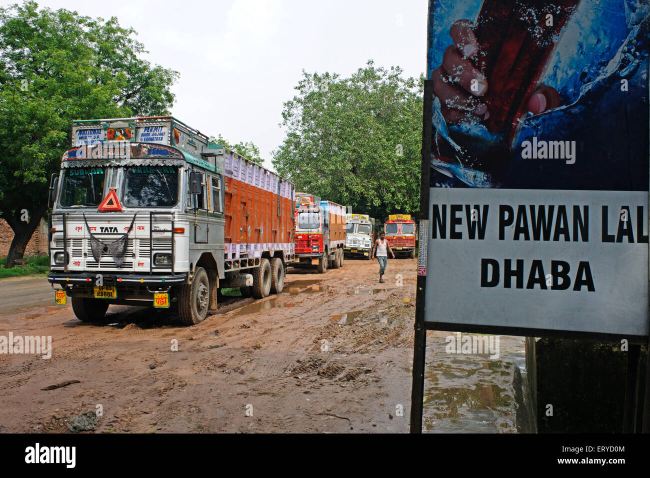 LKW-Parkplatz stehen, neue Bauer lal dhaba; Straßenrand Restaurant, Uttar Pradesh; Indien, asien Stockfoto