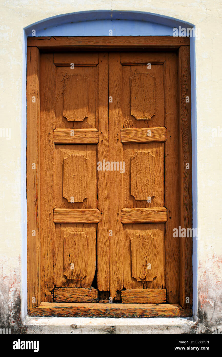Geschlossene hölzerne Tür, birmanischer buddhistischer Tempel; Shravasti; Uttar Pradesh; Indien, asien Stockfoto