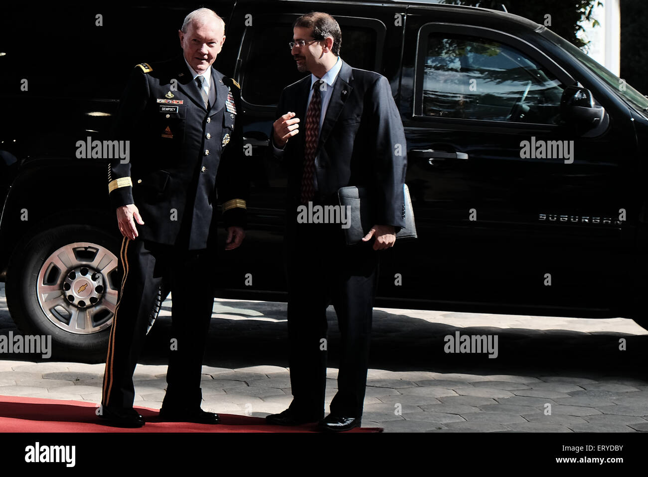 Jerusalem, Israel. 10. Juni 2015. General MARTIN DEMPSEY, US-Vorsitzender der Joint Chiefs Of Staff, erfüllt ist von US-Botschafter in Israel, DAN SHAPIRO an der Residenz des Präsidenten. Dempsey besuchte Israel im Rahmen der Obama-Administration Bemühungen um israelische Opposition gegen einen nuklearen Iran-Pakt zu erleichtern und um langfristige Erhaltung der qualitativen militärische Rand Israels in der Region zu gewährleisten. Bildnachweis: Nir Alon/Alamy Live-Nachrichten Stockfoto