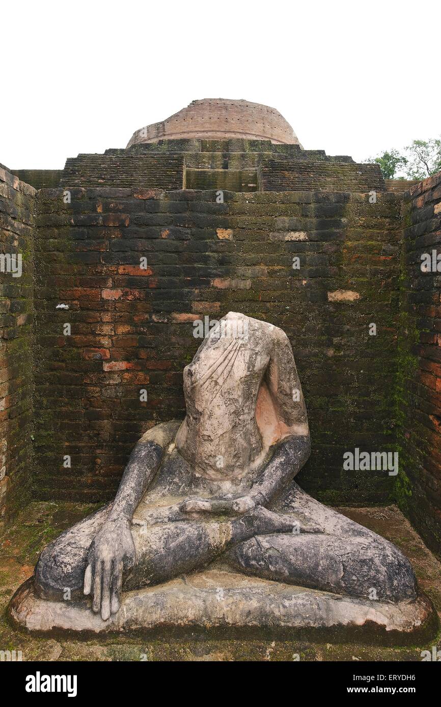 Statue von Lord Buddha; Buddhistischen Website Stupa ist 1400 Füße Rand & 51 Fuß hoch; Kesariya; Bihar; Indien Stockfoto