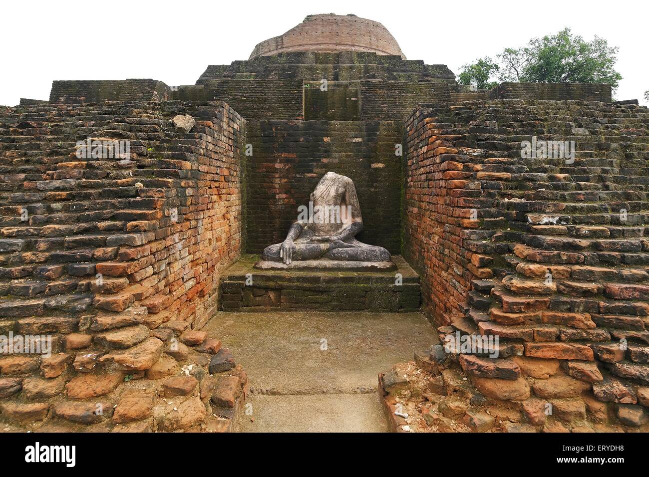 Statue von Lord Buddha; Buddhistischen Website Stupa ist 1400 Füße Rand & 51 Fuß hoch; Kesariya; Bihar; Indien Stockfoto