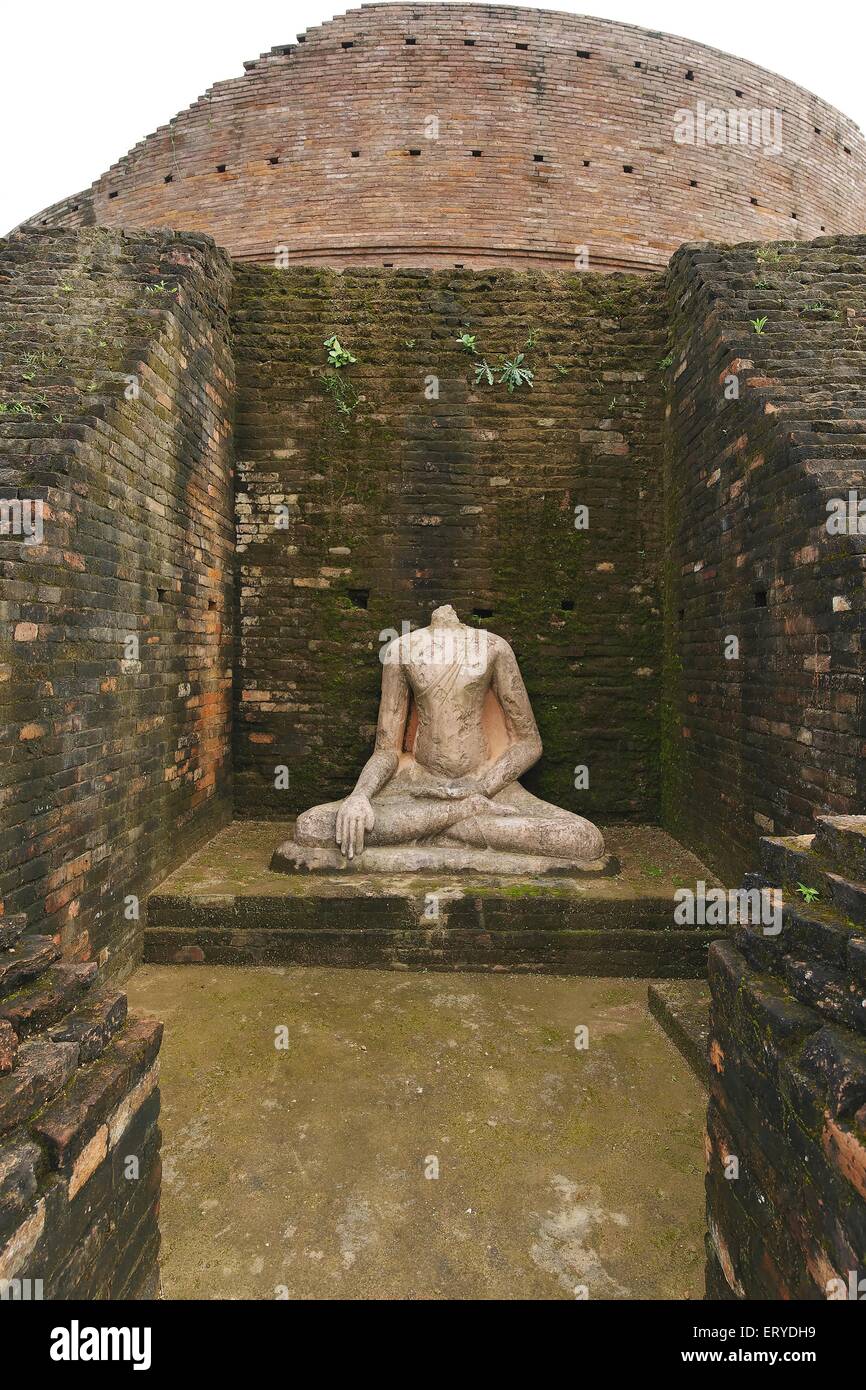 Statue von Lord Buddha; Buddhistischen Website Stupa ist 1400 Füße Rand & 51 Fuß hoch; Kesariya; Bihar; Indien Stockfoto