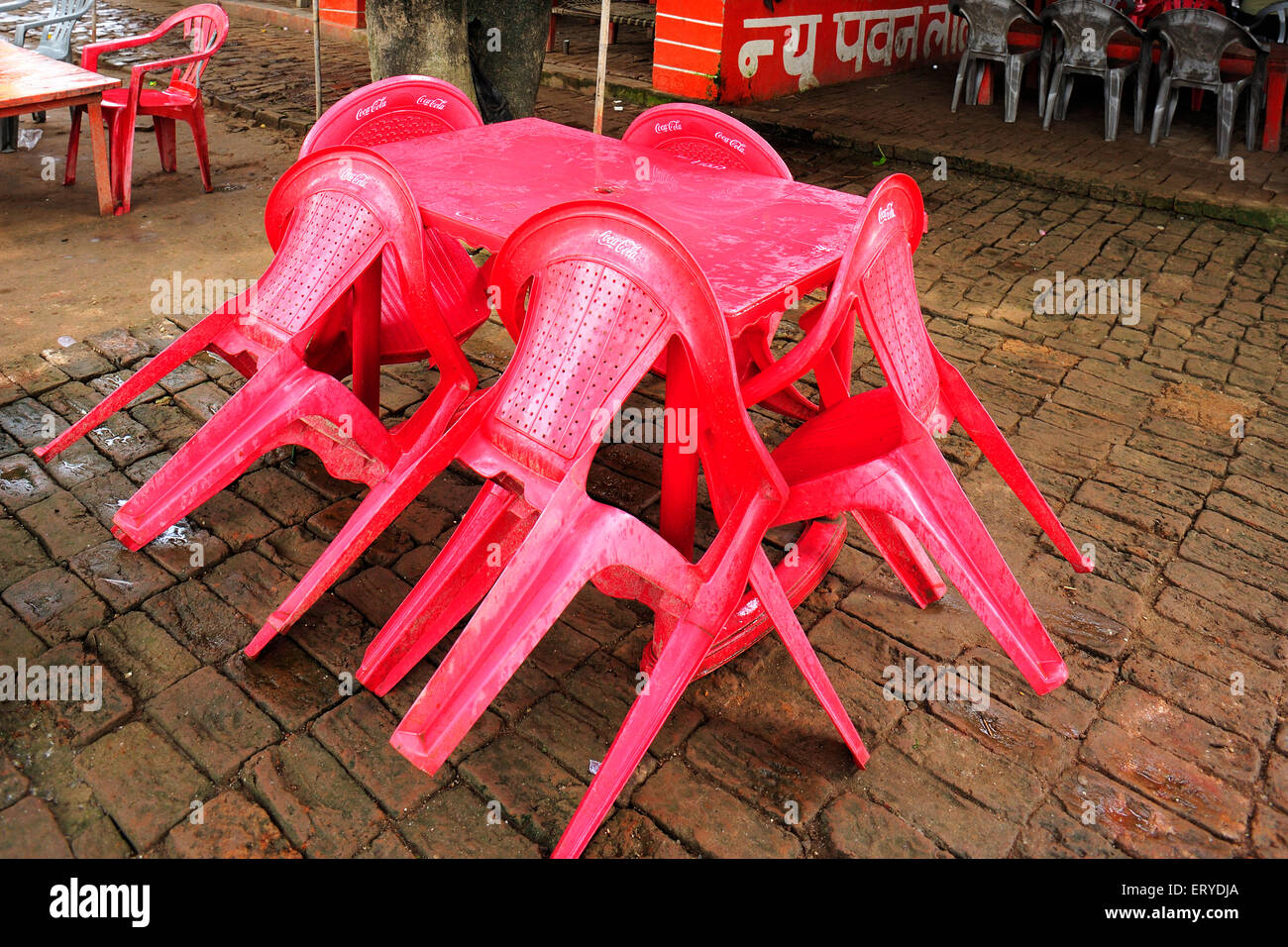 Roter Plastiktisch und Stühle, Kaushambi; Kosambi, Uttar Pradesh; Indien, asien Stockfoto