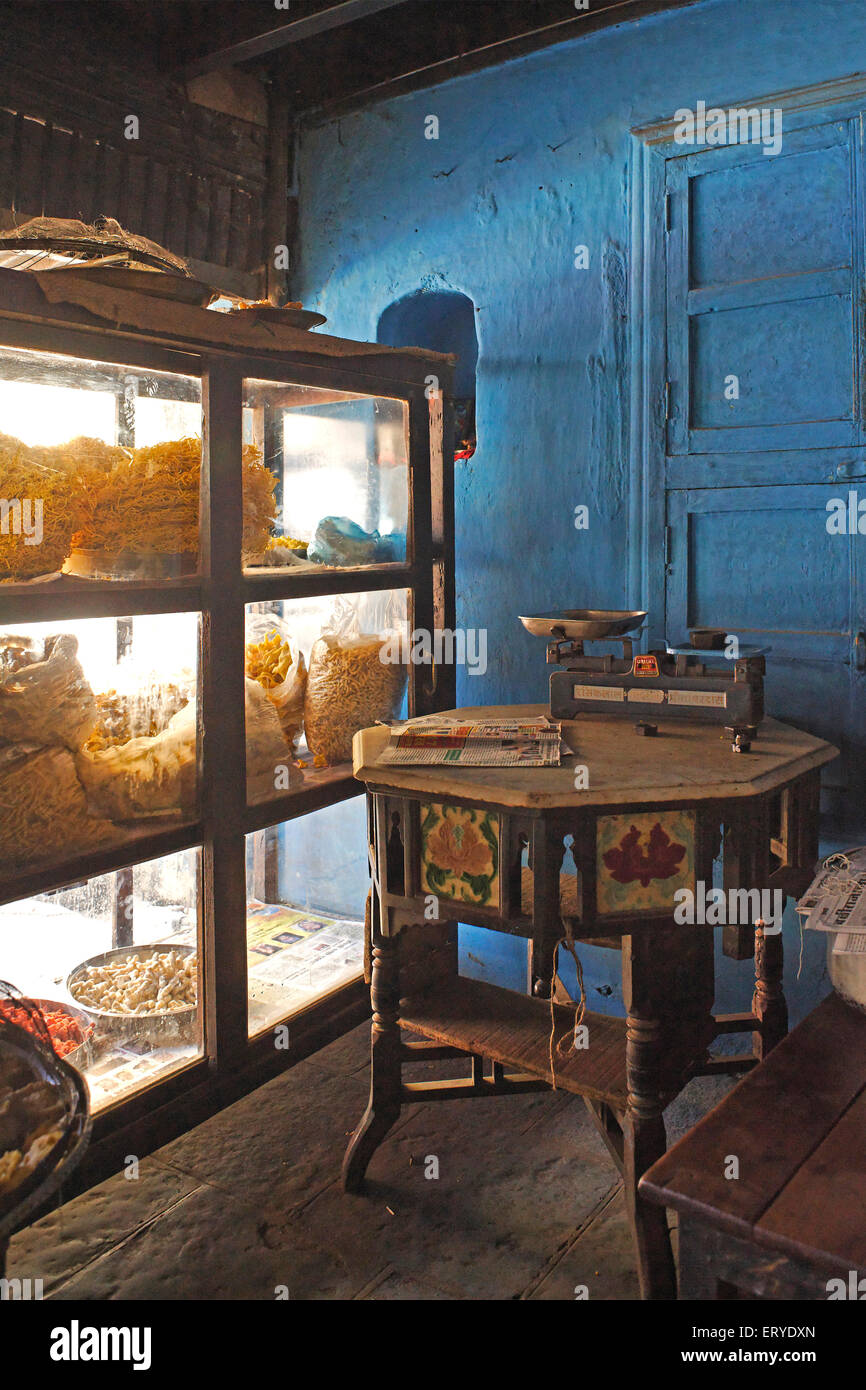 Altes Restaurant mit manuellem Wiegewaage, gebratene Snacks, taluka Junnar; Bezirk Pune; Maharashtra; Indien, asien Stockfoto
