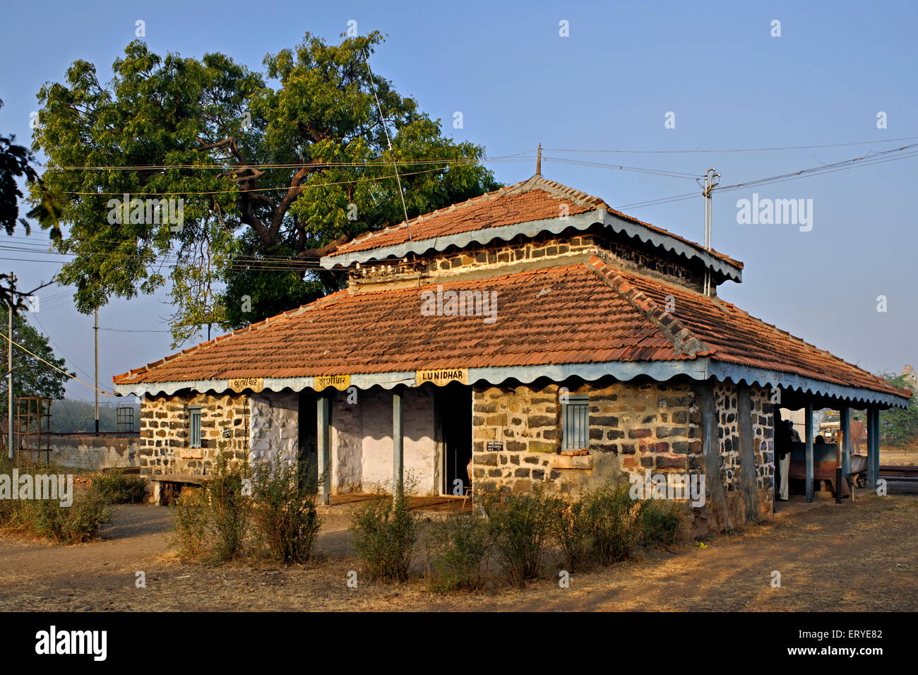Bahnhof alten Gebäude, Lunidhar, Mota Devaliya, Babra Taluka, Bezirk Amreli; Saurashtra; Gujarat; Indien, Asien Stockfoto