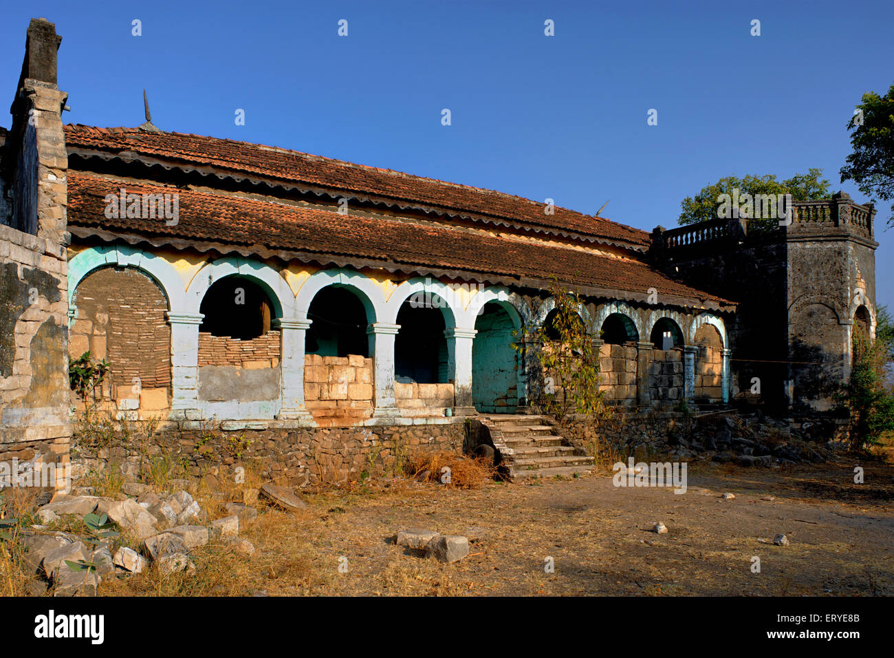 Alte beschädigte Bahnhof, Lunidhar, Mota Devaliya, Babra Taluka, Bezirk Amreli; Saurashtra; Gujarat; Indien, Asien Stockfoto