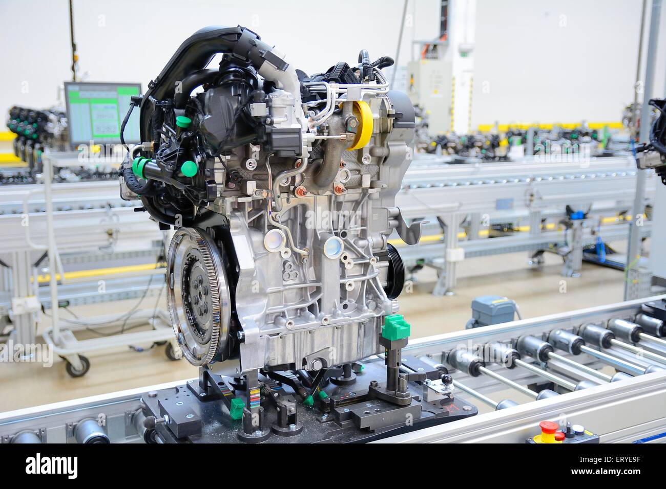 Neu hergestellten Motor in der Produktion in einer Fabrik. Hinter dem Motor ist Computer auf dem Schreibtisch. Stockfoto