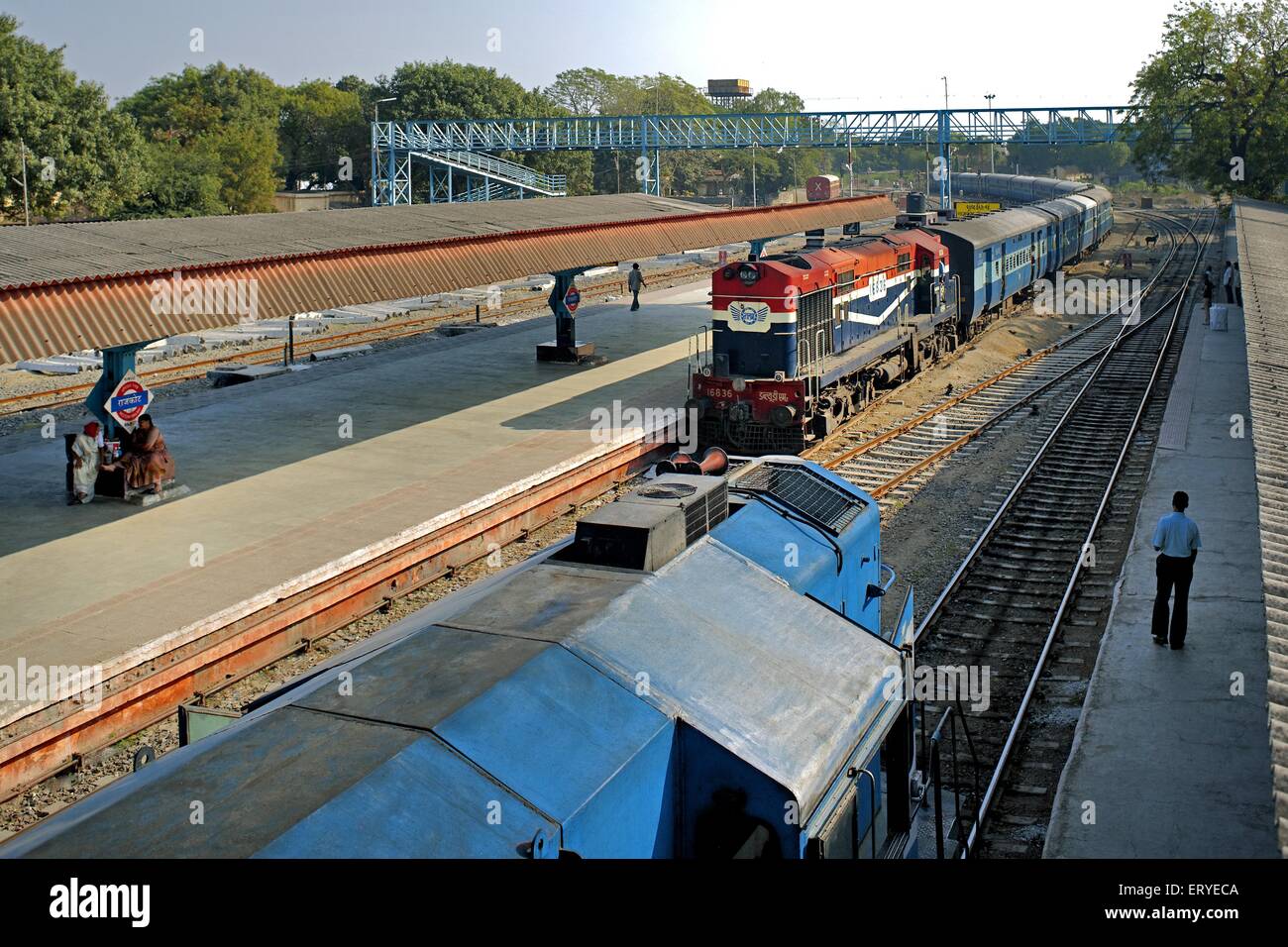 Diesellok Zug am Bahnhof von Rajkot; Gujarat; Indien Stockfoto