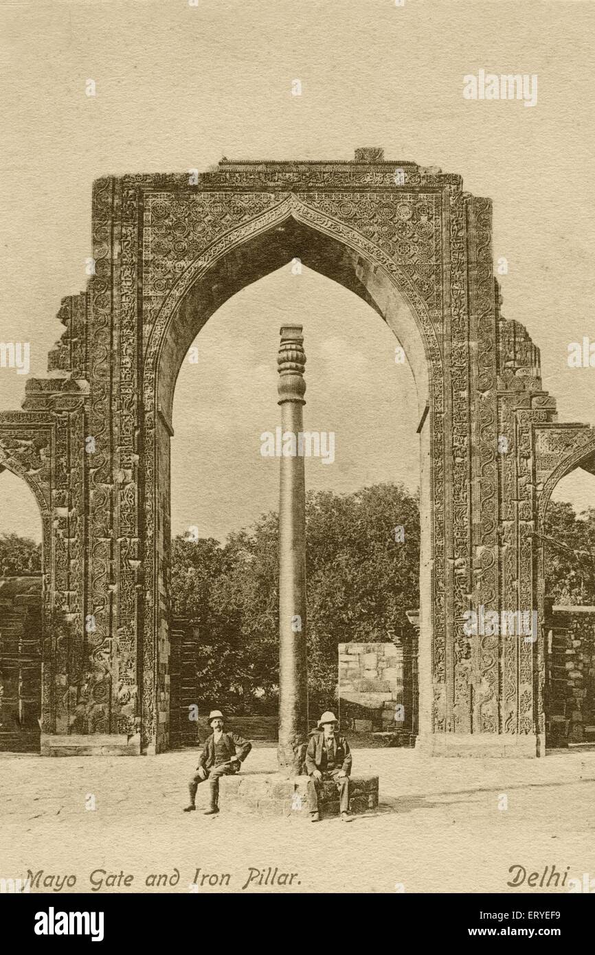 Altes Bild Jahrgang 1900er ; Mayo Gate und Eiserne Säule ; Delhi ; Indien Stockfoto