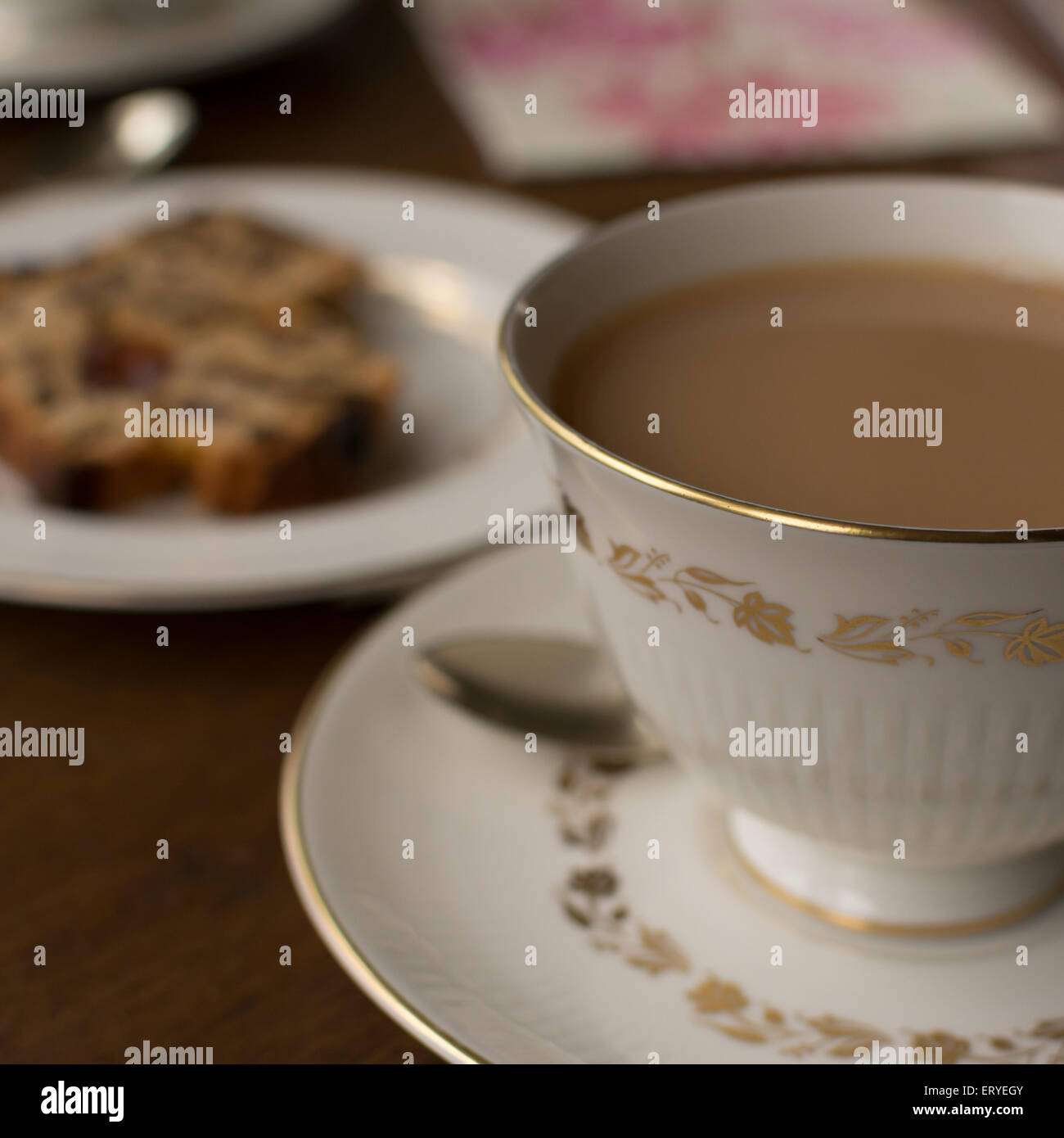 Tee in feine Porzellan Teetasse mit Obst Kuchen Stockfoto