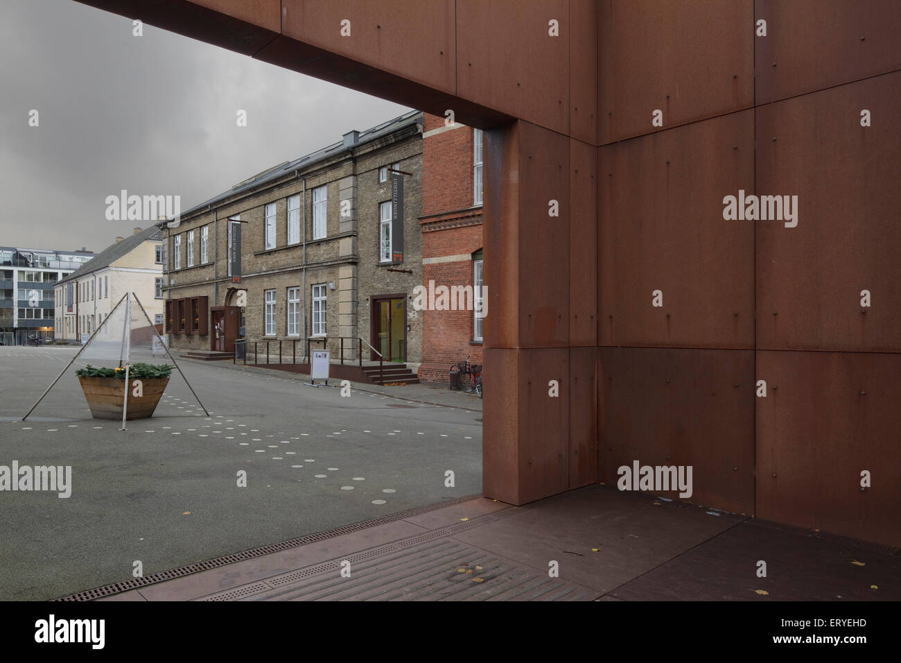 Kinder Haus und Geschichte Haus durch Corten Stahl Foyer neben Musikhaus, gegen bewölktem Himmel gesehen. Nicolai kulturelle C Stockfoto