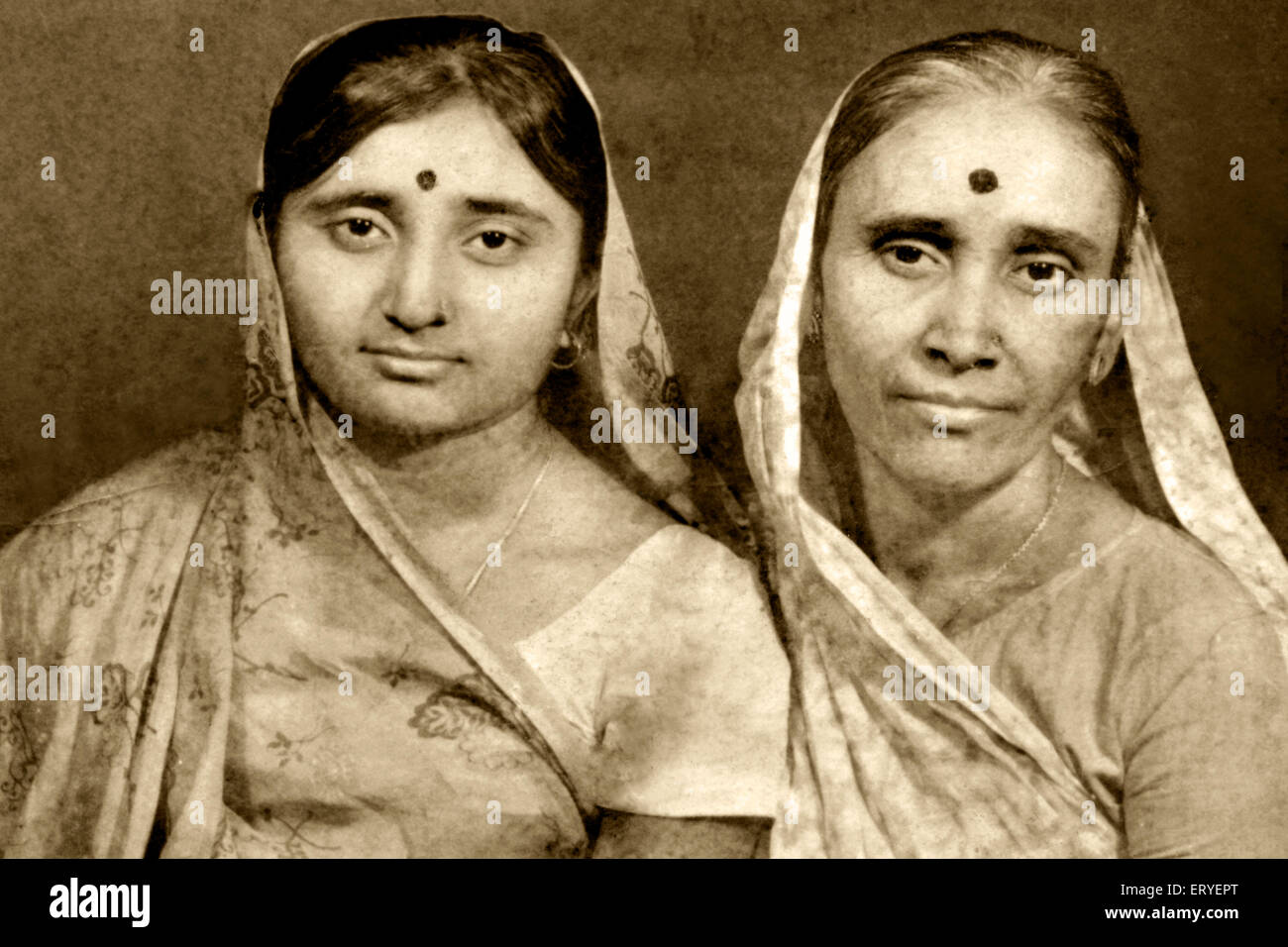 Altes Foto von Schwiegermutter und Schwiegertochter; Idar; Gujarat; Indien Herr #767 Stockfoto