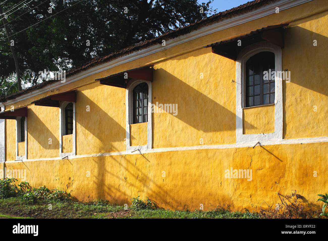 Altes Haus, gelb und weiß bemalt, Old Goa; Goa, Indien, asien Stockfoto