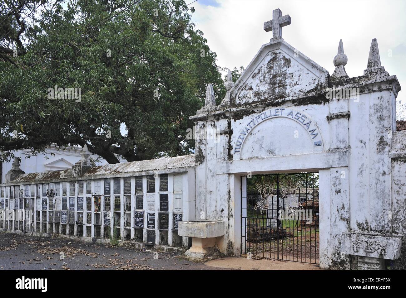 Eingang der Kirche der Muttergottes der Barmherzigkeit in Old Goa; Indien Stockfoto