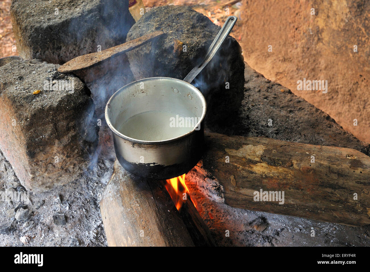 Kochen auf Brennholz; Tamdi Surla; Tambdi Surla, Surla, Goa; Indien, asien Stockfoto