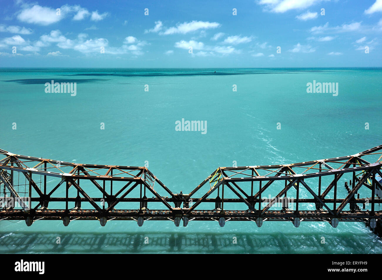 Längste Eisenbahnbrücke Pamban am Meer; Rameswaram; Tamil Nadu; Indien Stockfoto