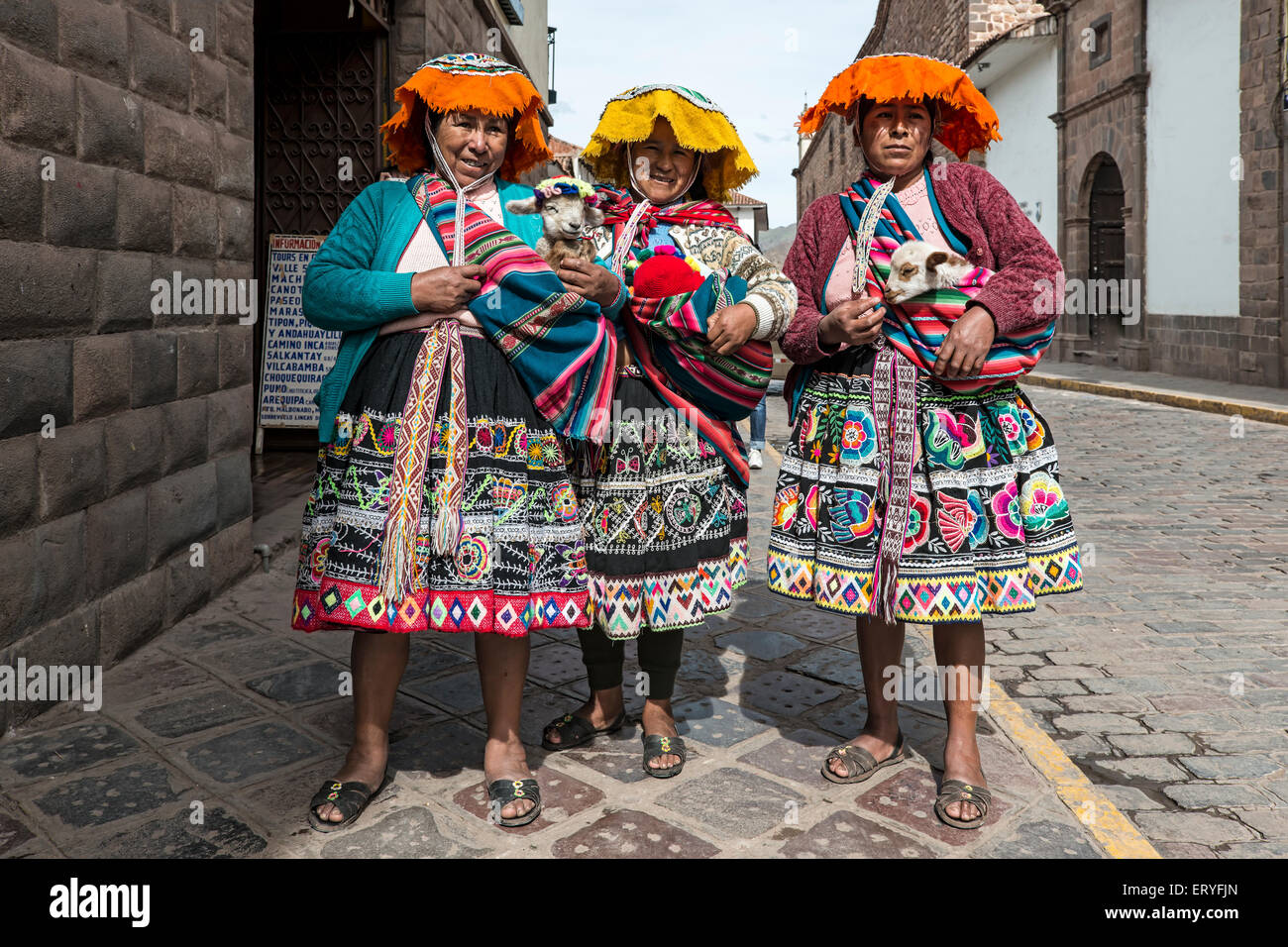 Traditionell gekleideten Frauen mit Lämmern, Cusco, Peru Stockfoto