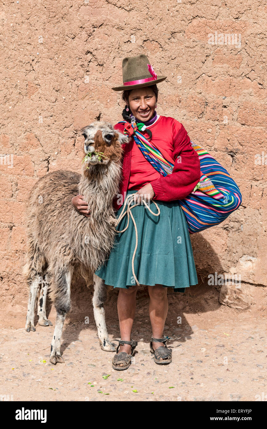 Einheimische Frau mit Lama (Lama Glama), Cusco, Peru Stockfoto