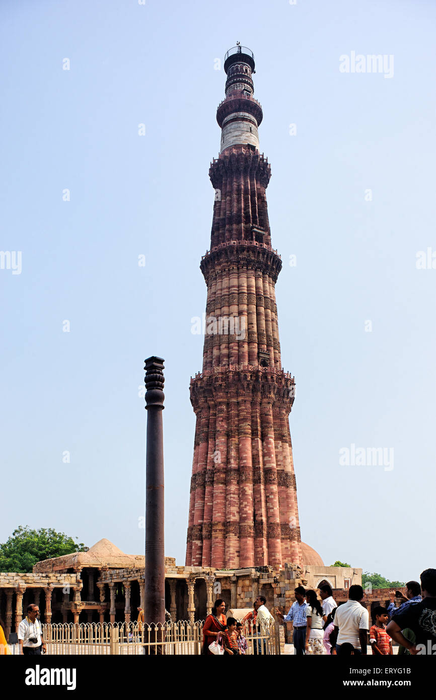 QTab minar und Eisen Säule; Delhi; Indien Stockfoto