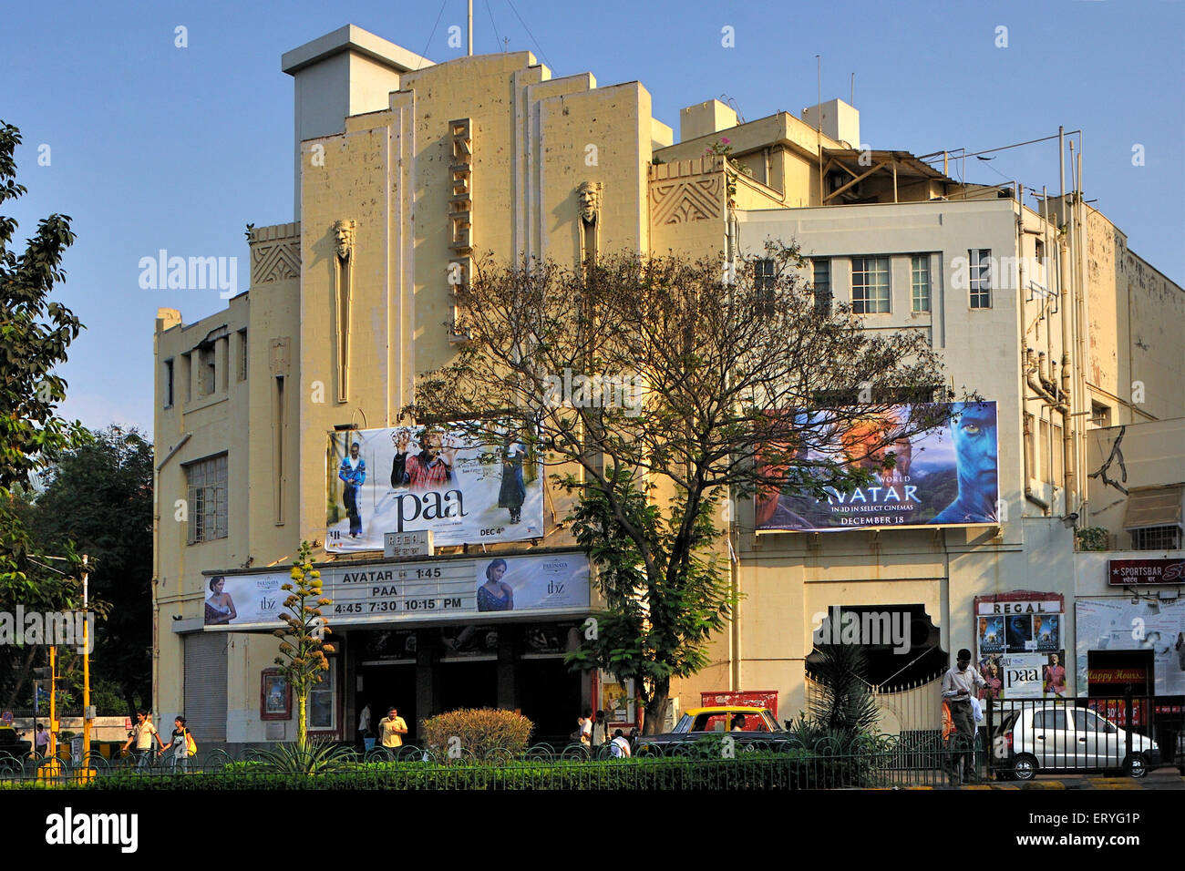 Regal Kino zeigt Avatar und PAA; Art deco Kino , Colaba Causeway , Bombay , Mumbai ; Maharashtra ; Indien , asien Stockfoto