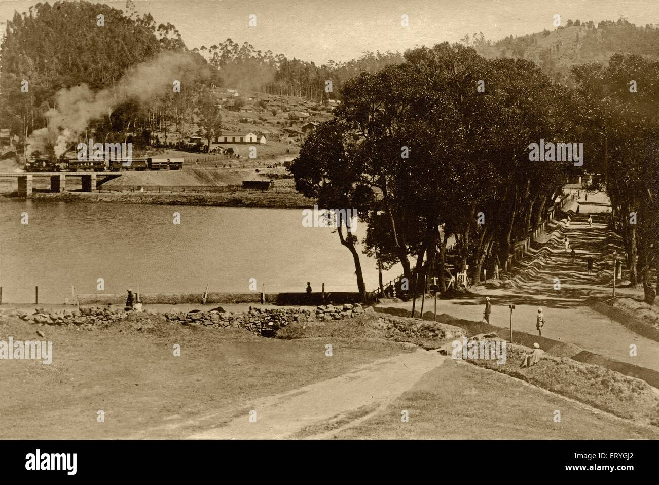 Zug und See; alter Jahrgang 1900s Bild, Ooty; Udagamandalam, Tamil Nadu; Indien, Asien Stockfoto