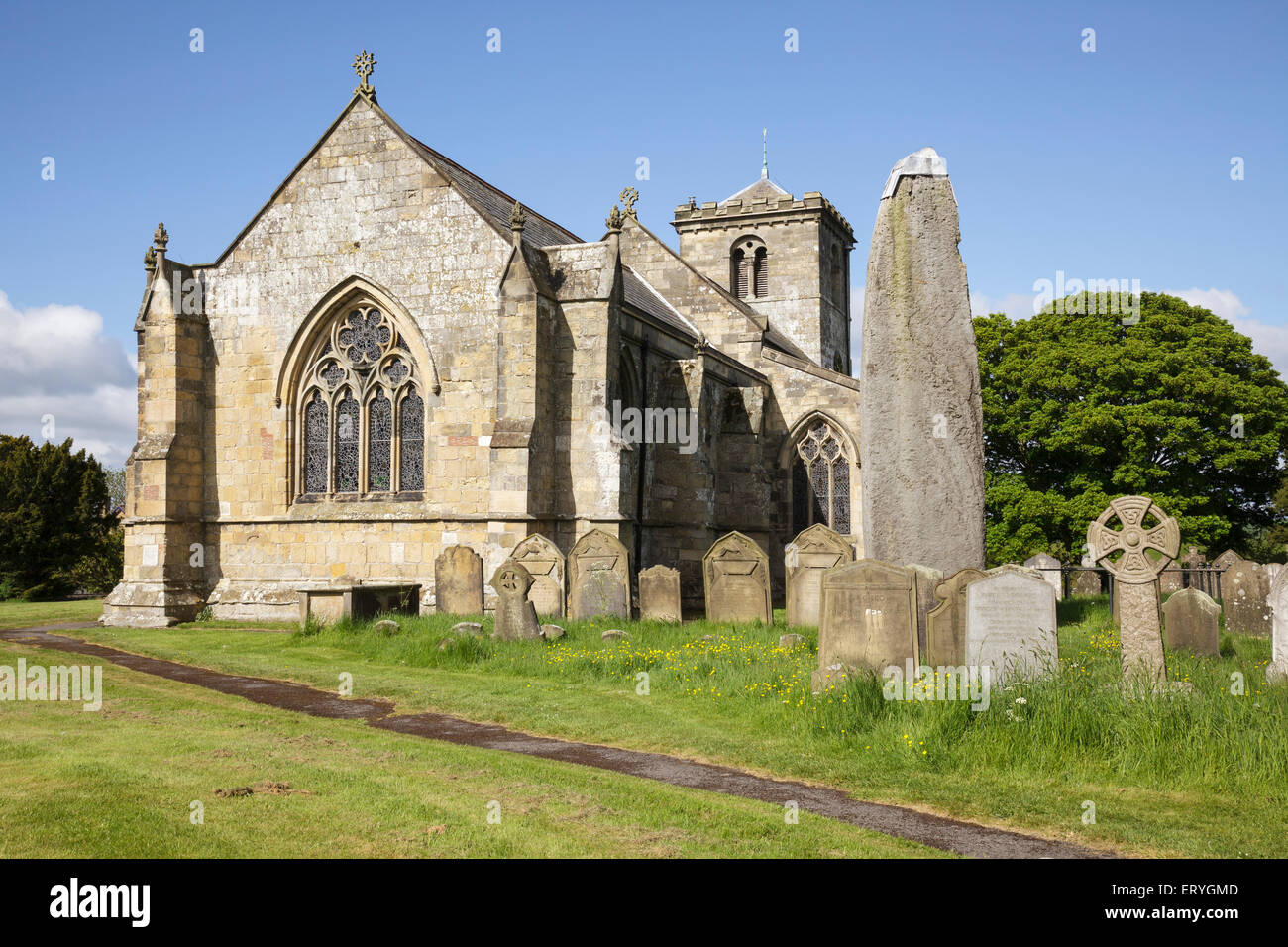 Die Rudston Pfarrkirche Allerheiligen mit der Monolith, Yorkshire, England Stockfoto
