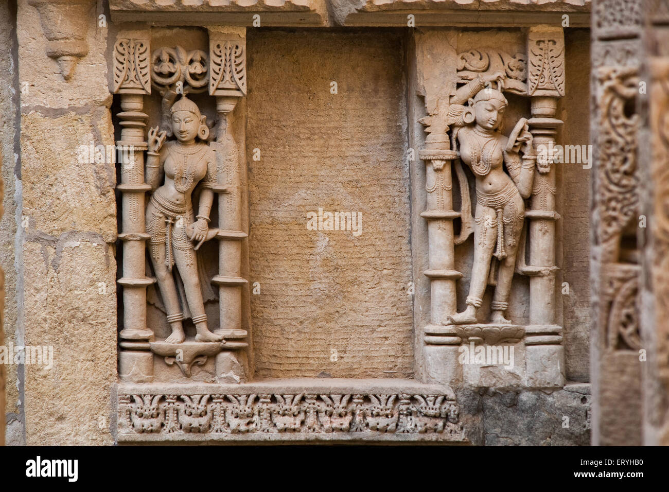 Statue auf Königinnen gut; Patan; Gujarat; Indien Stockfoto