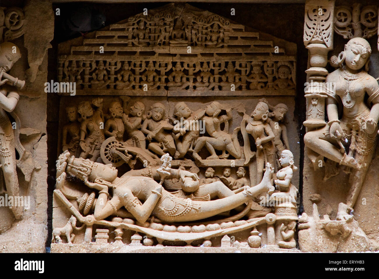 Statue auf Königinnen gut; Patan; Gujarat; Indien Stockfoto