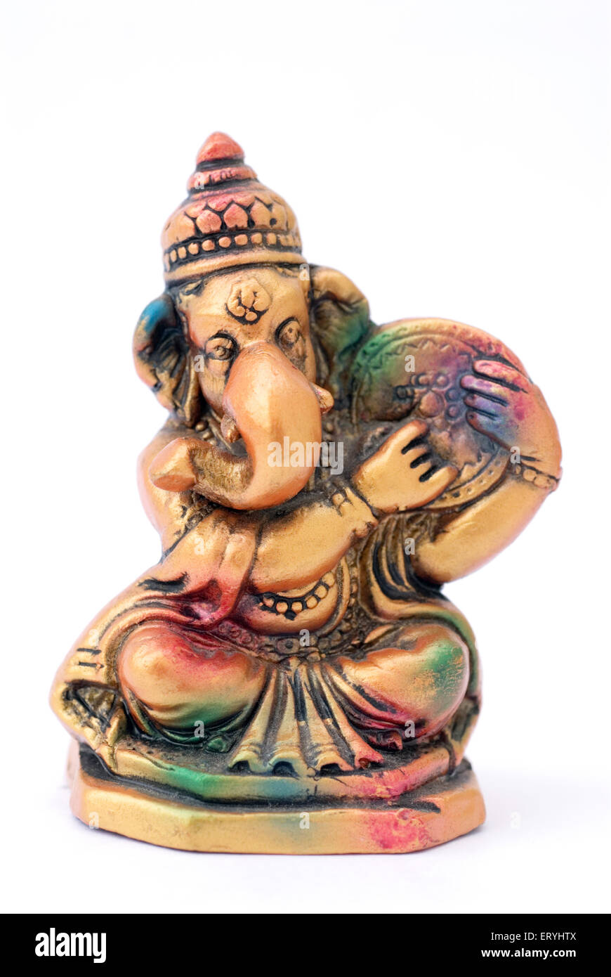 Farbenfrohe Statue von Lord Ganesha Elefant ging Gott spielen Handtrommel; Indien Stockfoto