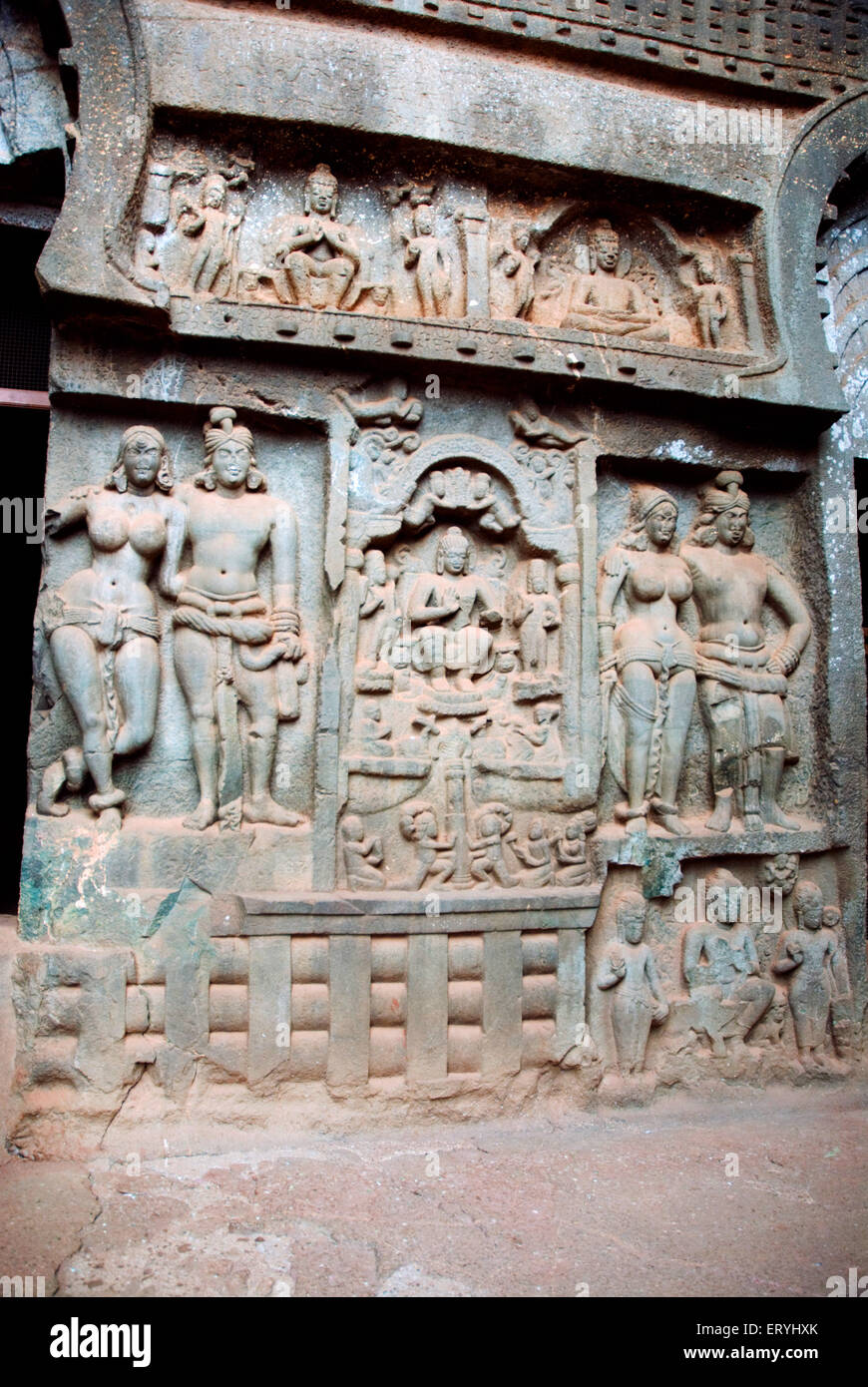 Steinbildhauen Tanzpaare in buddhistischen Höhle; Malavali; Karla; Pune Poona; Maharashtra; Indien Stockfoto