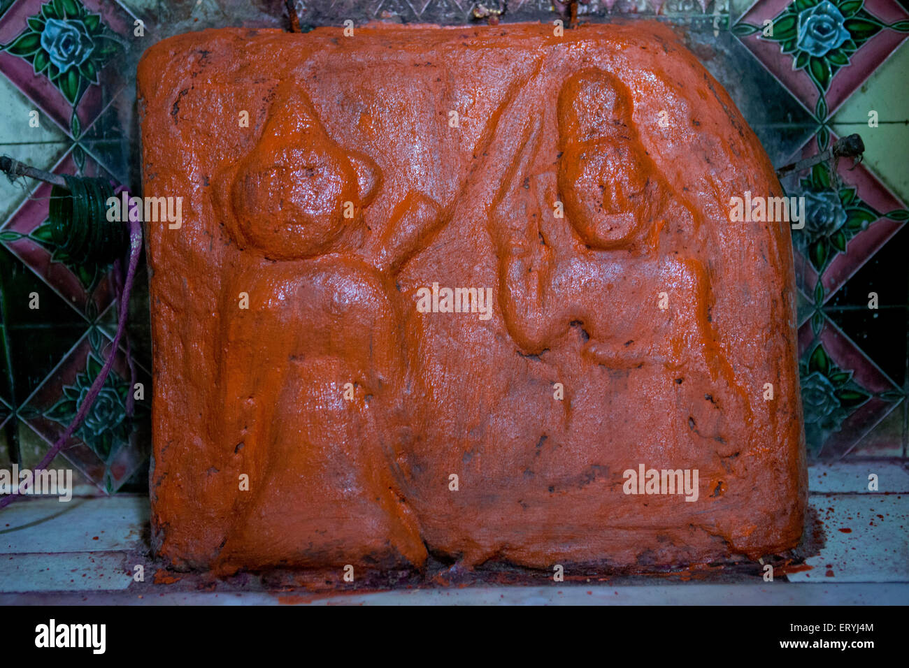 RAM und Laxman geschnitzt auf orange Pigment Stein Alibag Raigad Maharashtra Indien Asien Stockfoto