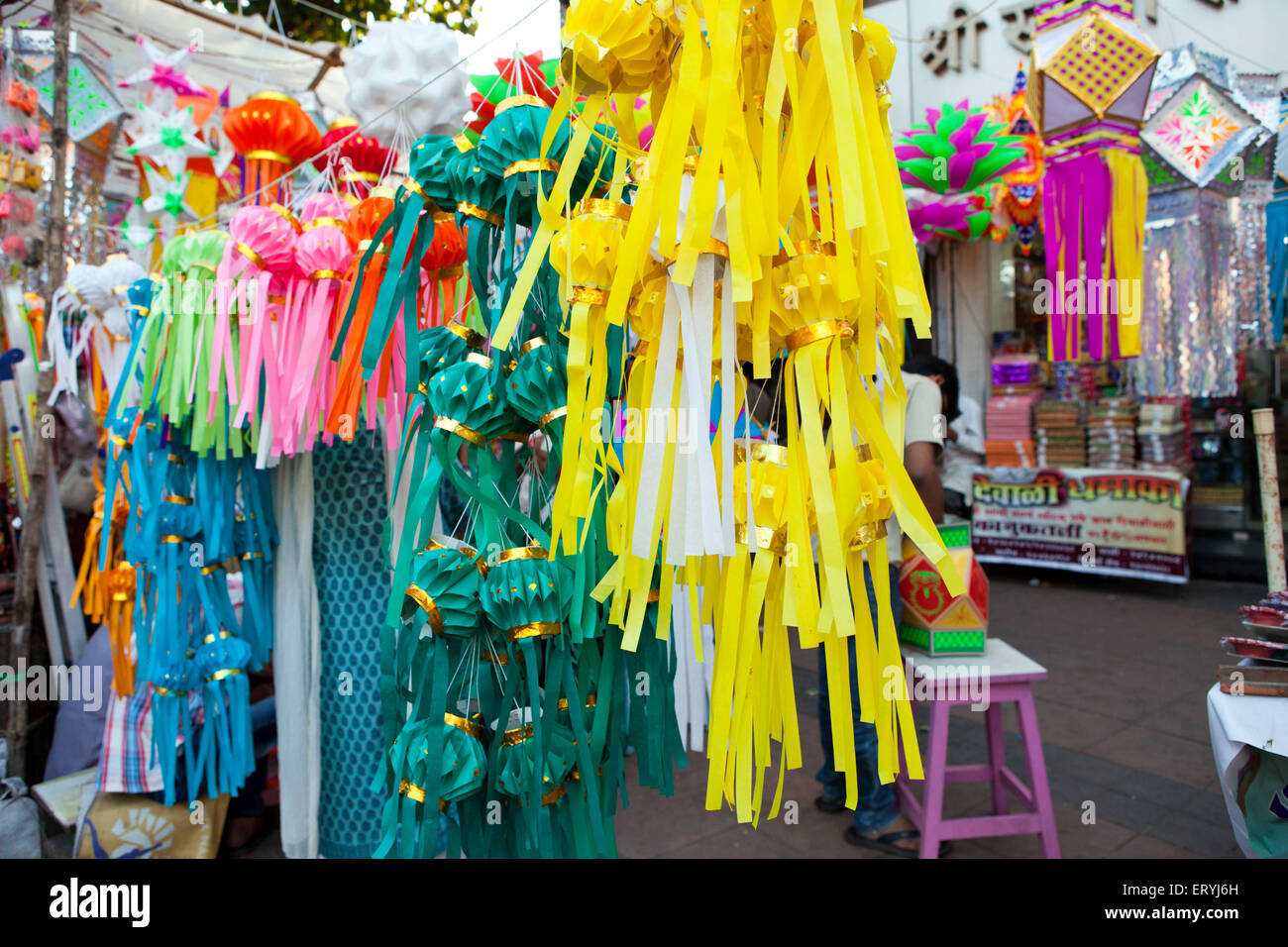 bunte Laternen hängen Straßenhändler Stall Mumbai Maharashtra Indien Asien Stockfoto