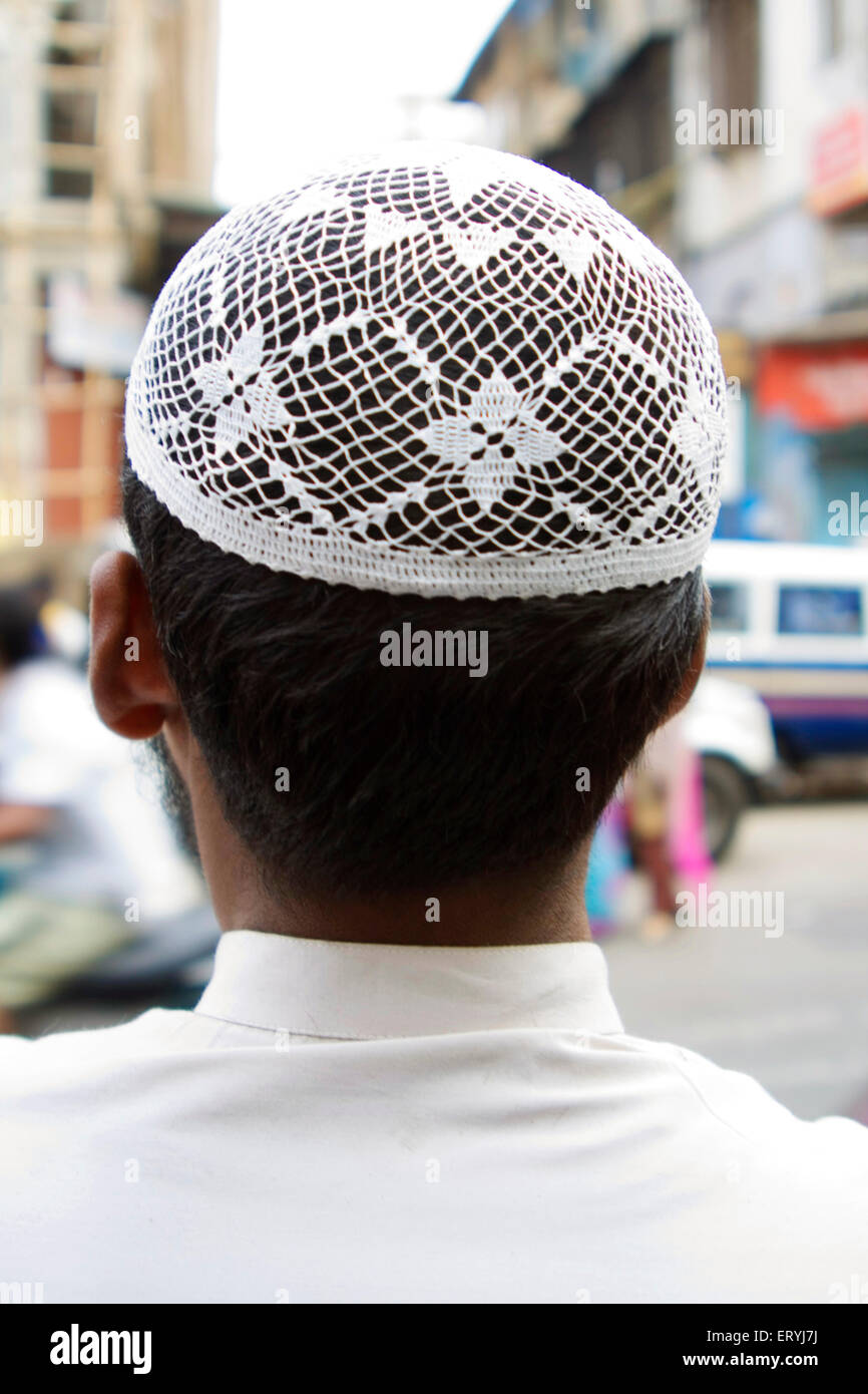 Muslimischer Mann trägt weiße Schädelkappe, Bombay, Mumbai, Maharashtra, Indien, Asien Stockfoto