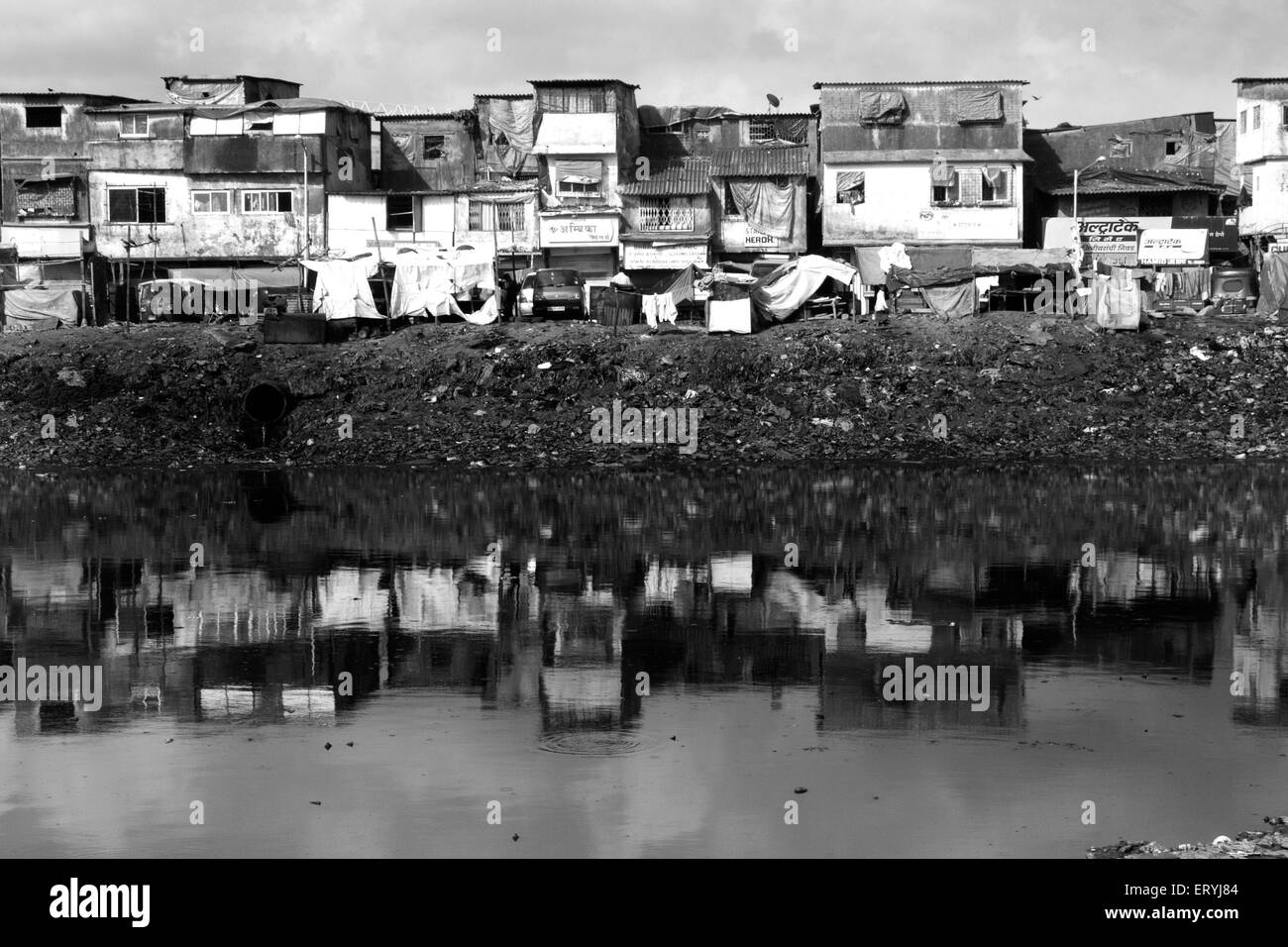 Bharat Nagar Slum in Mithi Fluß wider; Bandra; Bombay Mumbai; Maharashtra; Indien Stockfoto
