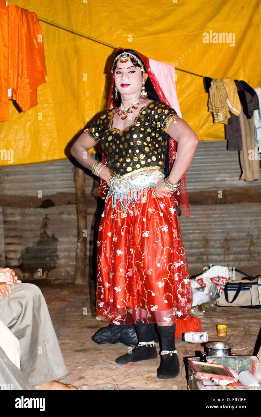 Männlicher Künstler als Frau gekleidet, Ramlila; Dussehra Festival, Indien, Asien Stockfoto