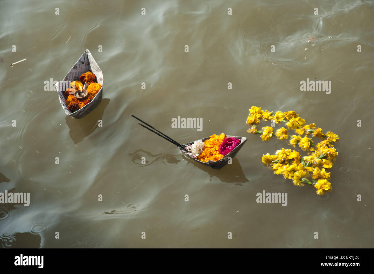 Papier Boot und Blumen in den Ganges in Allahabad Uttar Pradesh Indien Stockfoto