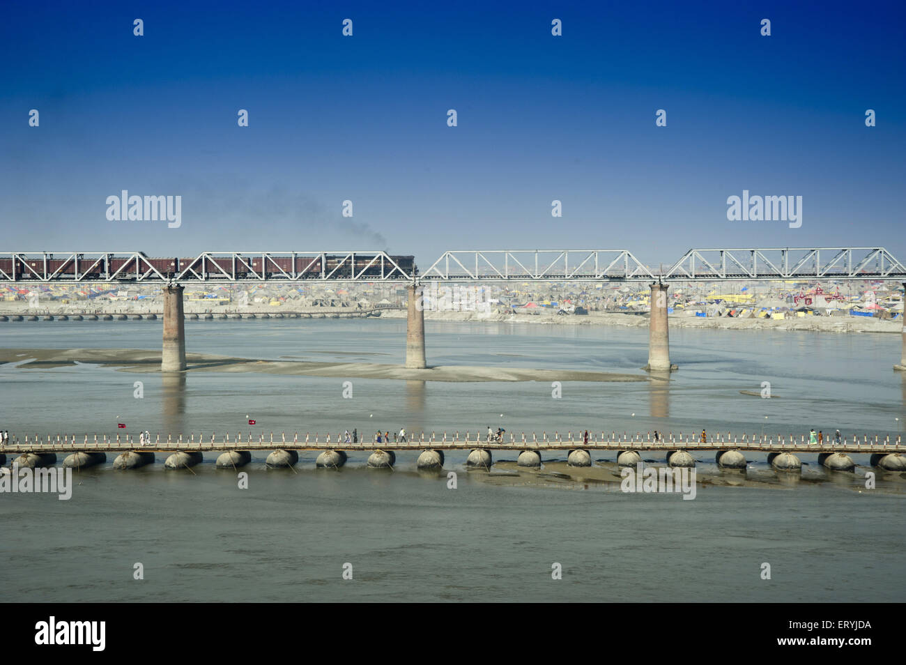Trainieren Sie auf Eisenbahnbrücke in Allahabad Uttar Pradesh, Indien Stockfoto