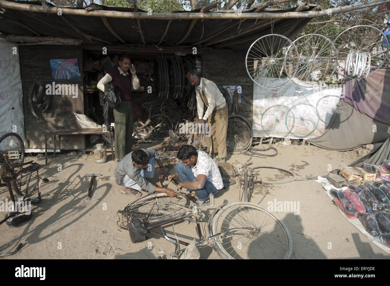 Fahrrad Mechaniker in Allahabad Uttar Pradesh, Indien Stockfoto